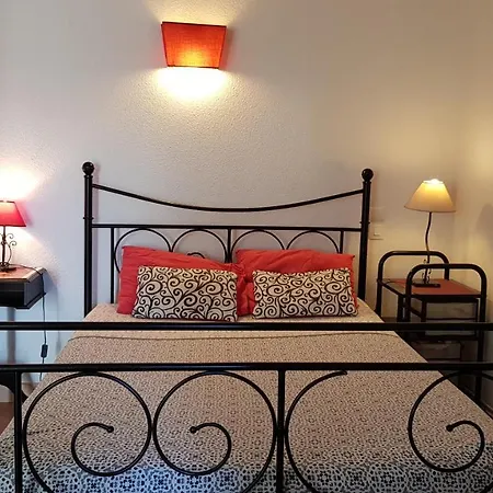 Un Pied A Terre Apartment *